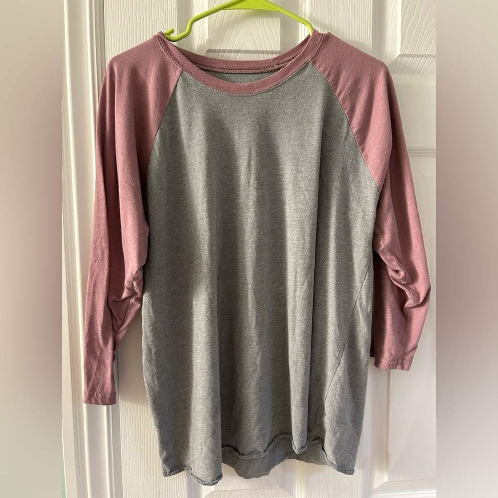 💝3/$10💝 Gray and Pink 3/4 Sleeve Women's Top